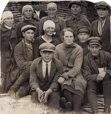 Haitin. Aron Haitin wood production workers in Narva Jõesuu - ~ 1930
At bottom left Arie (Lev) Hatin
Keywords: [H]