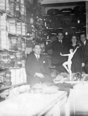 Besprosvanie, Pakin. Probably in Haim Besprosvanie, Ore Pakin textil shop
Left to right: Besprosvanie, Ore (Oka) Pakin, ?, ?

