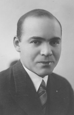 Bass Abram - member of Kulturrat
Bass, Abram Ale, juut, 1.9.1901 Tartu. IÖ Samuel, rätsep. Tartu Vene EÜG 21ö med 21-, jur 21-28-, Leedu, a+st 23 Eesti kodan. Hukati saklaste poolt 1941 (EGL) -  Album Academicum. Universitatis Tartuensis 1918-1944
Keywords: [B]