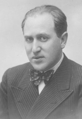 Markovitsch Benno
Member of the first Estonian Jewish Cultural Council (Kulturrat / Культурный Совет) founded at 6/6/1926. The chairman of the Juridical committee

Markowitsch, Bernhard, juut. 18.1.1903 Tln. I: Hirsch, kaupmees. Tln 1. RK 22 ekst; jur vabak 20-, jur 22-24*, maj 24-28*-.
Võttis osa Vabadussõjast. A-st 24 v-adv abi, a-ni 29 v-adv G. Soosare, 29-30 W. Kaznelsoni abi Tln-s. A-st 30 v-adv Tln-s. 41+45 NLi tagalas. Pärast sõda sunniti päritolu tõttu advokatuurist lahkuma. Suri Tln.
Keywords: [M]