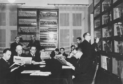 Bialik Society library  - Lai t. 5 Tallinn
Left ti right
Sitting: ?, Goldstein, Druck, 
Standing near the bookshelf: Hirsch Band

