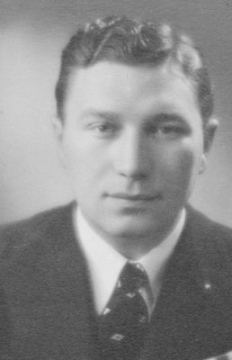 Pasternak David
Pasternak (Pasternack), David, juut, 2.12.1905 Tartu. I: Abram. Tartu Vene EÜG 26; med 26-27-, jur 27..35*, jur 35..36-; Limuvia. 41 NAsse, langes rindel. Suri Venemaal. - Album Academicum. Universitatis Tartuensis 1918-1944 
Keywords: [P]