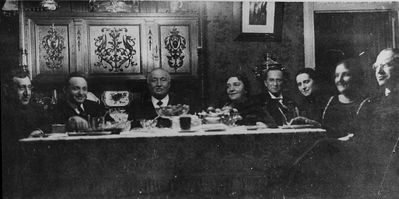 Aisenstadt, Gutkin, Klompus
Left to right.
Gutkin, Aisenstadt, Herschon Gutkin, Rosa Klompus, ?, ?, ?, Max Klompus 
Keywords: [A] [K] [G]