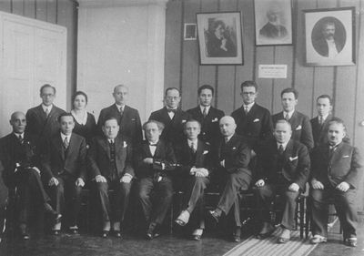 Bialik society leadership ~ 1930s
Left to right
Top row: Pataschnik, Schneberg, Dubovsky, Hirsch Band, Elkone Blum, Solomon Judeikin, ?, ?
Bottom row: Schenderov, Eidelmann, ?, Schmaria Tamarkin, Efraim Rochlin, Goldstein, Jankelson, Samuel Frank
Keywords: Unknown