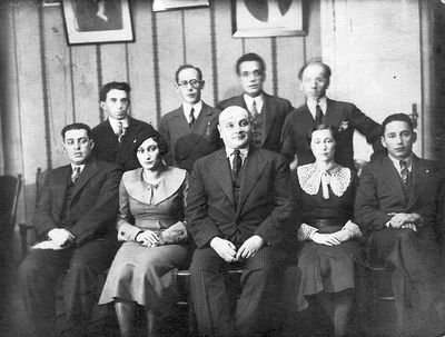 In Bialik club
Left to right.
Sitting: Schalom Zivan, Sara Blum (Zivan), Jakov Margolin, Vera Klosman, Elkone Blum
Standing: Alter Schneer, ?, ?, ?
