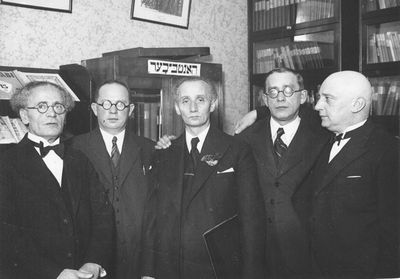 Bialik society leadership (after 1936 - the Maccabi Jubilee album is on the shelf)
Left to right.
Schmarja Tamarkin, Hirsch Band, Afroim Rochlin, Druck, Goldstein
Keywords: [T] [B] [R] [D] [G]
