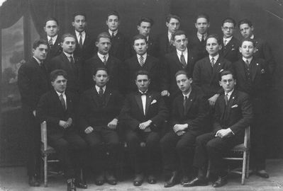 Limuvia group
Left to right.
top: Aron Taub, ?, ?, ?, Aleksandr Kan, Boris Klompus, ?, Emanuel Lourie
Middle: Isak Furmanski, ?, Meyer Gens, ?, ?, ?, Jenya Refes
Bottom: ?, ?, Volodya Klompus
Keywords: [T] [K] [L] [G] [R] [F]