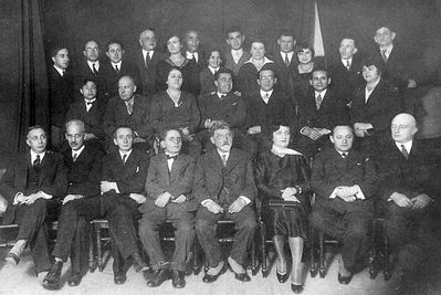 ?
Left to right.
Sitting: Levin, Gurin, Rochlin, Tamarkin, P. Aisenstadt, G. Aisenstadt, Goldstein
Middle row: Kopl Jokton, Amitan, Rosalia Tuch (Stolper), Abesgaus, Zitomirski, Hirschman, ?
Top row: ?, Perlman, Saks, Kit, Margolin, ?, Schenderov, Schneberg, Klutschik, ?, ?, Passov, ?, Gleser 
