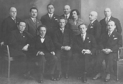 Bialik drama society leadership ~ 1930s
Left to right.
Top: Amitan, Itskovitsch, Boris Beltschikov, Eidus, Sonja Vigodski, Goldstein, Delski
Bottom: Band, Tamarkin, ?, Rochlin, Bassel
Keywords: [A] [B] [I] [E] [V] [G] [D] [T] [R] Unknown