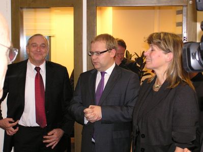 4. Opening of the Estonian embassy in Tel-Aviv - 18.11.09
Left to right: Israeli Internal Security Minister Mr Yitzhak Aronovitch, Estonian Foreign Minister Mr Urmas Paet, Estonian Chargé d'affaires in Israel Mrs Marin Mõttus
