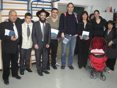 n1
Rabbi Kot with Braschinsky and Svidgal families 
