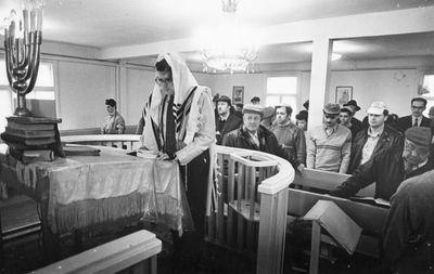 In Magdalena synagogue in 1986.
With the TU hat is Mikhail Dashkovsky, right from him - Edward Brailovsky. 
