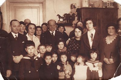 Ch. N. Bialik in Estonia - 1932
Bialik visiting the Jewish kindergarten in Tallinn
Standing in the middle, left to right: Grigori Aisenstadt, Hait, Chaim Nachman Bialik, ? Kruskal, ?
The children (left to right, first row): Aleksandr Jakobson, ?, Rachel Lipelis, Frida Kosotsky (the girl with flowers), ...
Two women between Hait and Bialik: from left - Tamara (Sara) Kosotsky (Tscherniy).
The girl in the middle of the picture is Ruti ?
