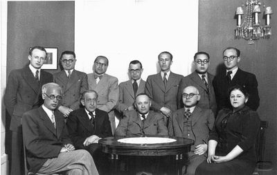 Last Kulturrat 1940
Left to right.
Sitting: Samuel Gurin, Heinrich Gutkin, Hirsch (Grigori) Aisenstadt, Elchonon Gendel, Chaja Itskovitsch
Standing: Bachmat, Josef Hirschhorn, Julius Gens, Zitomirski, Sverdlov, Rafael Jakobson, Abram Abram

