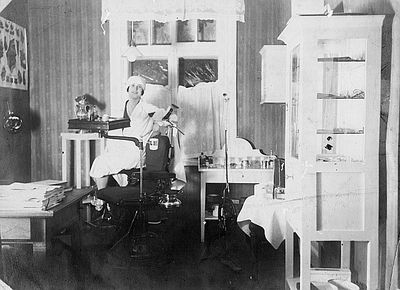 Gradnauer (Pikarevitsch) Riva (1902-?) - 1925 Tapa - the dentist room
First year of the dentist work
