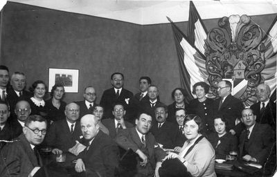 Estonian Jewish Medical Society
Left to right.
Sitting: Dr Moisei Epstein, Dr Michail (Movscha) Schuman, ?, ?
Second row: ?, Dr Jossel Abramson, Dr Maks Klompus,
Standing: Dr. Abram Glückman, ?, Dr. Rosa Glückman, Dr. Sara Bassel (Teischev), Dr. Mordechai Bassel, ?, Dr. Abram Tuch, ?, ?, ?, Dr. Michail Kolomoitsev, ?
