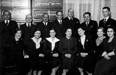 21
Left to right.
Standing: Benzion Levin, Dr Mordechai Bassel, ?, ?, Tschapkovski, ?, Dr Abram Glückman
Sitting: Dr Sara Bassel (Teischev), Rebekka Epstein (Borovik), Tschapkovski, ?, ?, Dr Rosa Glückman, ?
Keywords: [unknown]