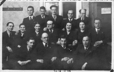 1938-2-24
Left to right.
Bottom row: Emanuel Nodel, Sirotinsky, Isidor Levin, Dr Moissei Lapidus
Middle row: Petja Belastozki, Miriam (Bussi) Epstein, Kofkin, Mischa Scher, Berta Kaplan, ?, Boris Bakscht
Top row: Petja Pats, Mischa Sverdlov, Jossi Usvanski, Gidali Michelson, Jascha Gabovitsch
Keywords: [N] [L] [B] [K] [S] [P] [U] [M] [G]