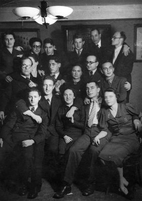 1938-12-03
Left to right.
Bottom row: Emanuel Nodel, Jossef Usvanski, Dora Zagorje, Petja Pats, Shulamith Sverdlov (Pajenson)
Middle row: Gedalia Michelson, ?, ?, Mischa Scher, Jossif Goldmann
Top row: Berta Kaplan, Heinar (Haim) Grabe, Mischa Sverdlov, Isidor Levin, Dr Moshe Lapidus, Jacov Gabovitsch
