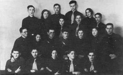 1933-3-25 - Beitar
On the picture are present:
Dora Haitov, Asher Itzoch, Musja Rabinovitsch, Sara Buras, Mote Brener, Teffi Majofes, Isak Haitov, Etti Gleser, Harry Itskovitsch, Ljuba Gleser, Mote Danzig, J. Rubinstein
