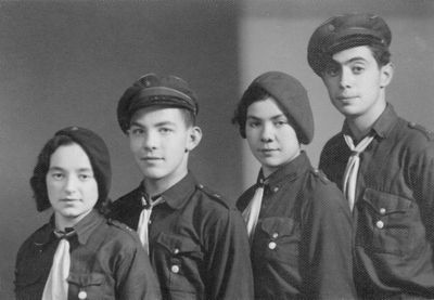 1935/36
Left to right.
Zina Intreligator, Leo Blumenfeld, Riva Kaplan, Leo Kliksberg
