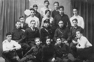 12/1932
Left to right.
Top: Nadel (Nodel), Shura Kaplan, Tevje Feimann
Second from top: David Ring, Riva Kaplan, Ljeva Kliksberg, Leva Usvanski
Second from bottom: Ami Smolenski, Rafael (Folja) Hershaw (Hirschovitsch),  ?, ?, Gilinov?
At bottom: Joshua Kropman, Appa Feimann, Dora Feimann?, Jacov Levitin, Leo Blumenfeld
