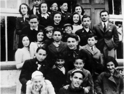 1938-1939 Tartu Beitar at the jewish school entrance
Left right, top bottom.
Schura Kaplan;  Perle Levin(?), Frida Pataschnik (Koblenz), Rudi Himmelhoch, Max Gelb, Lea Heimann;        Resnik, Resnik, Anella Kolovski, Bubi Goldberg, Benzion Heimann:  Alla Usvanski(?), Betti Nedzvetski, Mischa Eidelkind (w. hat), Benno Nedzvetski (next w. hat); Itta Jeirus, Schlomo Sochatsevski, ?;
Dodik Levin, Herz Lutrin, Don Jeirus, Goldi Gelb (Lutrin), Aleksander Gelb, Goda Kolovisski
Keywords: Education