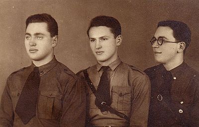 Beitarists 20/1/1933
From left to right: Izhak Haitov, Josef ?, Maks Levenberg 
Keywords: [unknown]