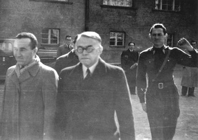 Jabotinsky in Tallinn 2.5.1939 (II)
In front: Pinchas Kats (left) with Zeev (Vladimir) Jabotinsky. Saluting - Samuel (Shura) Kaplan
