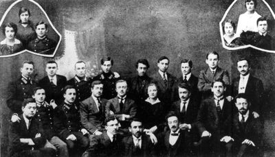 Tartu 1915
Bottom row right to left:  Schvidki,  Eliachu Erev,  ?
Second row (sitting):  Dr Schneur-Zalman Avigdori (Vigderhaus),  Dr Jehuda-Leib Gurvits,  ?, Lea Pikorovski, Mosche Gurvits, Mordechai Gurvits, Dr Efrayim Sinai (Disenchik), Jerachniel Vinik, Dr Philip Rivlin.
3d row: Landsmann, Zalman Rabinovitsch, Dr Jacob Arieli (Zipis), Dr Heiman Rubin, Hutin, ?,  Gobergrits, Kropman. Zechzer.
In the corners: right: Dr Shneur-Zalman Zeitlin, ?, ?  left: Shimon Gurvits,  ?, ?
