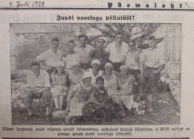 1929 in Kiltsi
Jewish youth at agricultural work!
"We are used to see Jews only as merchants, therefore it looks strange to see a group of Jewish youth in Kiltsi farmstead at agricultural work."

Еврейская молодежь на сельскохозяйственных работах!
"Мы привыкли видеть евреев в качестве торговцев, поэтому  странно выглядит еврейская молодежь на сельскохозяйственных работах в мыйзе Килтси."
