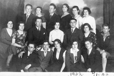 Kibuz Ha'Haluz. Estonia, 1932
Left to right.
Top: Nechemia Levanon (Levitan), ?, ?, Fanny Glickman (Jakobson), Tamara Usvanski (Judeikin)?, Tsila Donda (Gurfinkel)?
Middle row: ?, Riva Frenkel/Nekrasov (Itzoch), ?, ?, Gurevitsch, ?, Lasik Goldberg (from Riga)
Bottom: ?, ?, Emma Nechama Friedman (Jakobson), ?, ?

