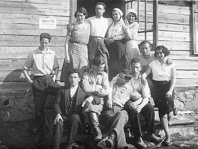 Probably Kibbutz Hachshara in Tartu.
The sign on the house: Hambaarst S. Piel (The dentist S. Piel)
