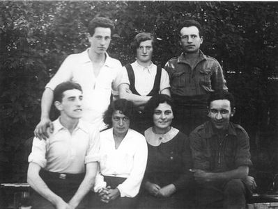 Kibuz Hachshara "Kehilia" (Kehila?)
Left to right.
Sitting: Gurevitsch, Manja Baran, Zilla Schapiro, ?
Standing: ?, Sonja Muschkat, ?
