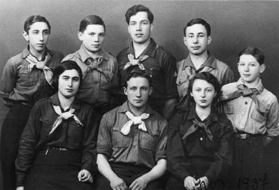 Tartu Hashomer
Left to right.
Sitting: Lea Muschkat, ?, Sima Schkop
Top row: Schalom Schapiro, David Pärtel, Heino (Hanoch) Pärtel, Rebekka (Bekka) Spungin, Emanuel Nodel 
Keywords: [S] [M] [P] [N]