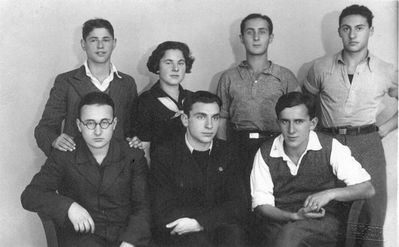 1935-10-06 - Tallinn - before aliya of Nechamke
Left to right.
Top: Koppel Koslovski, Ljuba Piel, Guti Reichman, Isi Goldmann
Bottom row: Berka Scher, Nechamka ?, Monja (Moshe) Schmotkin 
Keywords: [S] [K] [G]
