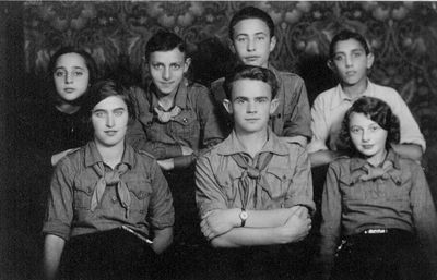 Tartu group   ~ 1933
Left to right.
Top: Rosa Nachamtsin, Perez Mischkin, Becca Spungin, Scholem Schapiro
Bottom: Lea Muschkat, Izhak Kats (from Rezekne), Sima Schkop
Keywords: [N] [M] [S] [K]