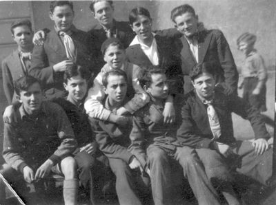 "Kvuzat Bone" 1933
Left to right.
Sitting:  Moshe (Monja) Schmotkin, Mosche (Musja) Schimschilevitsch, Schlomo Gerschanovitsch, ?, Dov Hameiri (Maisel)
Standing: ?, Mendel Grinstan, Samuel (Zama) Rybak, Zvi (Hirsch) Kitt, ?
In the middle: Kopa Koslovski
