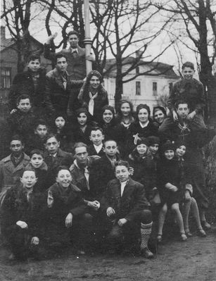 Pärnu Hashomer children with Tallinn leaders - 1931-32
Left to right.
Top standing: ?
Top row: Jascha Freiman, Gutti Raichman, Becca Haitov, Koppa Koslovski
III row from bottom: Scholem Schindler, ?, Ljuba Pavlovski, Edit Matskin, Berta Karp (Pavlovski), ?, Zussi Goldberg, Matskin, Abrascha Pavlovski
II row from bottom: Dody? Levin, Abram Hopp, Boba Levin, Samuel Rybak, Mulli Goldberg, Laser Bub, Nechama Permand, Rivka Schindler, Schiffra Gordin, Tutti (Helene) Permand
Botto row: Fedja (Faivusch) Grodinski, Kuschner, Mulli Mandelkorn

