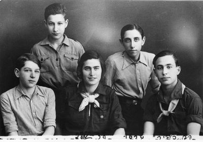 Tartu group - kvuzat "Kfir" - 1938
left tor right.
At top: Kopl Svitski, Schalom Schapiro
At bottom: Syema Nodel, Lea Muschkat, Becca Spungin
