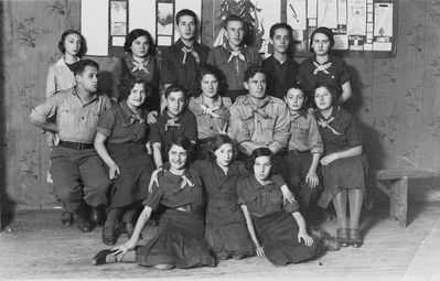 Valga Hashomer group
Left to right.
Top row: Chane Abramovitsch, Ella Musikant, Treinis ?, Jankl Fell, Itse Steinert, Lea Schlick
Middle row: Lasar (Lasik) Goldberg from Riga, Dussi Levin, Mote Bell, Frida Teitelbaum, Abi Libman, Meischa Berner, Libe Bell
On the floor: Atsi Berner, Giti Abramovitsch, Berta Gurevitsch
