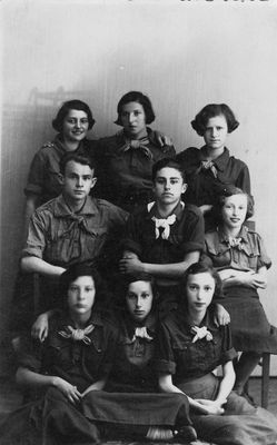 Valga Hashomer group
Left to right.
Standing: Atsi Berner, Ljuba Bell, Scheine Teitelbaum
Sitting: guest, Avigdor Teitelbaum, Giti Abramovitsch
On the floor: Schore Schames, Berta Gurevitsch, Chane Abramovitsch 
