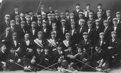 1927-2-10 - IV Jubilee . Tartu
On the floor III from right Zvi (Hirsch) Schur
II row from top I - Sadzunski veterinaar
