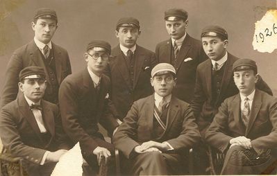1926/1927
Left to right.
Sitting: Perling (Ferling)?, Valk, Dubrovitsch, Gordon
Standing: Ilion*, Gelbart, Zik, Kats

* expelled in spring 1927
** expelled in III 1928
