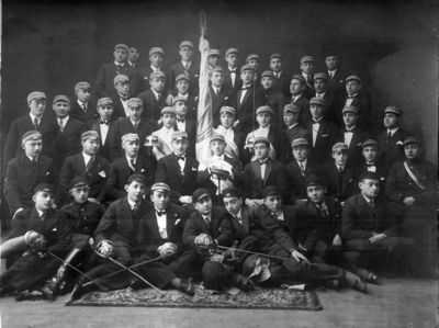 1929 - VI Jubilee  - with guests from Hasmonea Riga and Jordania Kaunas
Left to right
Bottom row: ?, Willy Usvanski, ?, ?, ?, Nosson Eidus, ?, ?, Tyemin
II row from bottom: ?, Boris Kropman, Mark Kolovski, ?, Samuil Levitin, ?, David Sorkin, Menashe Schein, ?, Abram Kropman
II row from top: ?, ?, ?, Schura Sverdlov, Hirsch Kamenovski, Jossif Goldberg, A. Levitin, Mischa Bakscht, ?, ?
III row from top: ?, ?, Schadsunski
