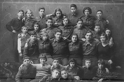 1933 Narva Hashomer
Left to right
Top row: Aron Maslovski, Bella Schapiro, Mischa Zimbalov, Bluma Passov (Schapiro), Aron Zehovoi, Lena Manor (Rutstein), Sika Baran
II row: Jascha Maslovski, Riva Zimbalov, Zemach Schapiro, Bluma Geruchmanov (Stein), Abram Rosenberg, Jossif Rein, Dora Zagorje
III row: Cheroel Zimbalov, Sonya Maslovski, Isak Schapiro, Lika Schampal, Hashomer shaliach (instructor), Zila Aronstam (Hait)
IV row: Jascha Stein, Lena Rosenberg, Faiva Schapiro, Selda Harhat, Isi Rosenberg, Isak Rein?, ?
Bottom: Ljeva Zagorje, Jascha Kulman
