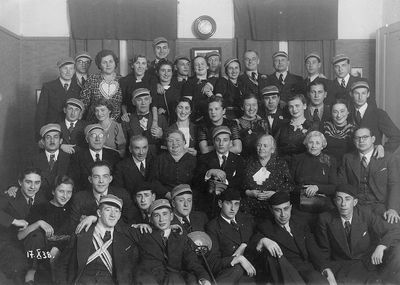 1938-10-17
Left to right.
Top (single): Ruven Kamenovski
Top row: David Fainmann, Rochlin, Scheine Beltschikov, Berta Kolovski (Kaplan), Dora Fainmann, Ljela Palin, Sima Wassermann (Sack), Hirsch Schur, Anja Levitin, Samuil Levitin, Zvi Kamenovski, ?, Nosson Beltschikov
II from top: Aleksandr Karmi (Gelbart), ?, Mark Kolovski, Sonja Dubin (Spungin), Zenja Kamenovski, ?, Ilja Amitan, Hanna Luvistsuk (Kamenovski), David Bakscht, Scheine Kropman, ?
III from top: Schmuel Zvi Beltschikov, Leib Levitin, Asriel Fainmann, Jette Fainmann, Ilja Dubin, Ljuba Bakscht (Schamsonov), Braina Levitin, Boris Kropman
II from bottom: Vigdor Teitelbaum, Sara (Resnik), Leo Blumenfeld, Abrascha Gutkovitsch, Perez Wasserman, Jossef Beltschikov, Aba Luvistsuk, Abrascha ?
Bottom: Rudi Berkovitsch, Abram Fainmann 

