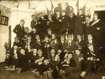 Limuvia gathering
Bottom row:  ?, J. Refes, ?, ?, ?, Aleksandr Kan,

Top row: ?, ?, ?, ?, ?, Isak Bachmat, ?, ?, ?, ?, ? 
