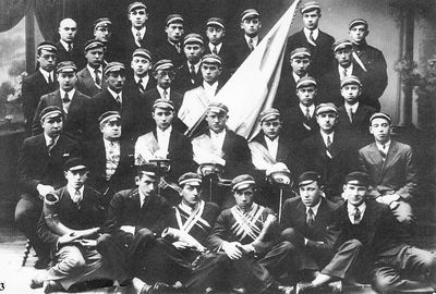 Limuvia students
Left to right.
Second row from the bottom: ?, Perlman, Aleksandr Kan, Meier Gens, ?, Gens, ?
With the flag in the center: Josi Pakkin
