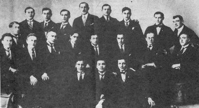 1922 - Limuvia
Left to right
Bottom row: Isak Braschinsky, Abi Bass, Gabi Joffe
Middle row: Jakov Kropman, ?, Harry Press, Bebi Levin, Foldi Rubanovitsch, Michael Kirsner, Jakov Rubanovitsch, Abram Tuch,
Top row: ?, Haim Sack, ?, ?, Harry Dreyer, Tevja Faiman, Maks Golomb, Meische Serman, Rudolf Tuch
